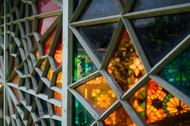 Close-up ao ar livre vista de idade elegante vintage painel de janela com chumbo em cores brilhantes à luz do dia — Fotografia de Stock
