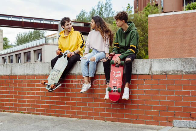 Adolescenti con skateboard sulla recinzione — Foto stock