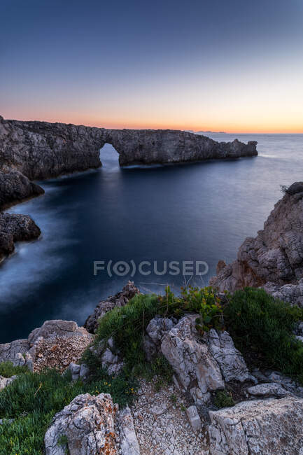 Atardecer en Pont D 'en Gil, Menorca, España - foto de stock