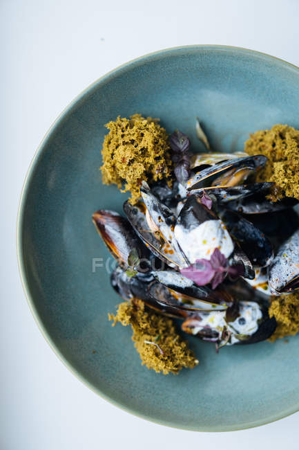 Nordisches Fischgericht mit Miesmuscheln und Sahnesoße auf dem Teller — Stockfoto