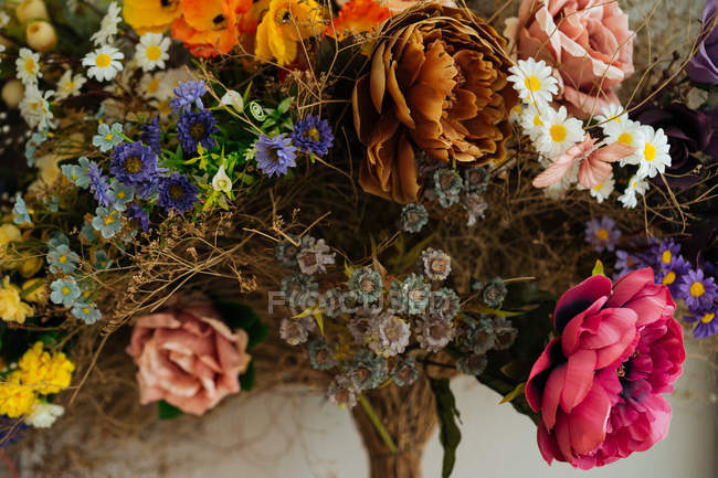 Elegant bouquet of showy fresh roses and wildflowers with dried flowers and herbs — Stock Photo
