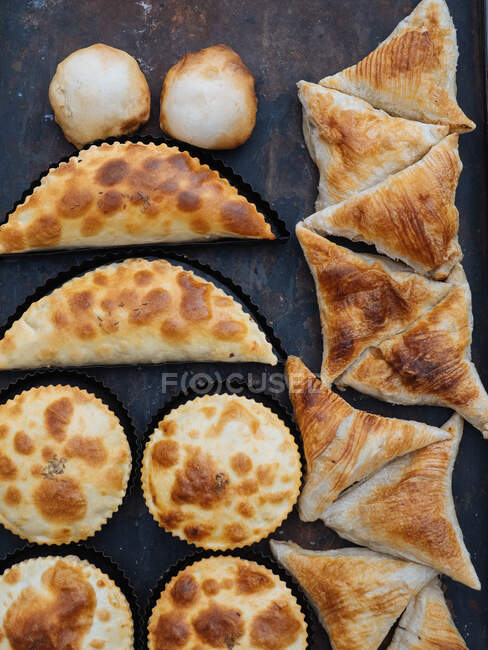 De cima tiro em close-up de deliciosa samosa recém-assada com gergelim na crosta dourada, Uzbequistão — Fotografia de Stock