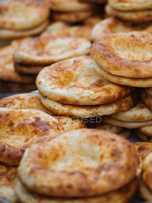 Traditional bread cakes sold on market — Stock Photo