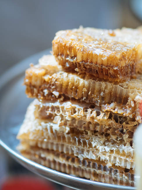 Close-up de pedaços empilhados de favo de mel na placa — Fotografia de Stock
