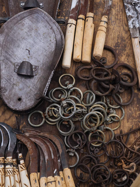 Сверху на деревянном столе накрыты громоздкие инструменты и инструменты для сельскохозяйственных работ — стоковое фото