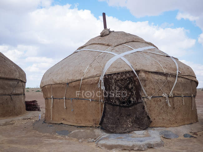 Exterior de la tienda nómada tradicional yurta - foto de stock