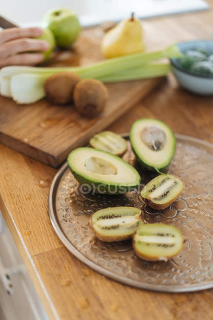Prato saudável com frutas e legumes verdes no balcão de cozinha de madeira — Fotografia de Stock
