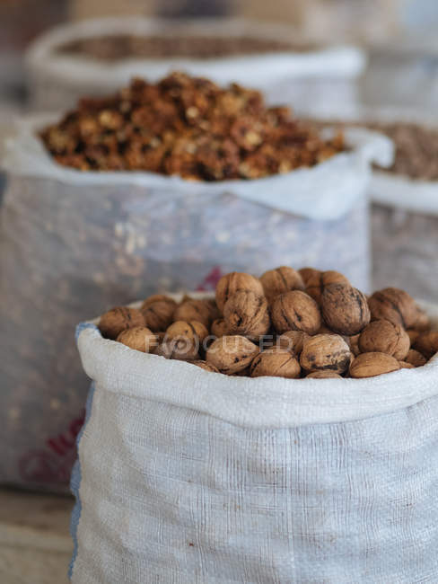 Stoffbeutel mit getrockneten Walnüssen auf Bauernmarkt — Stockfoto