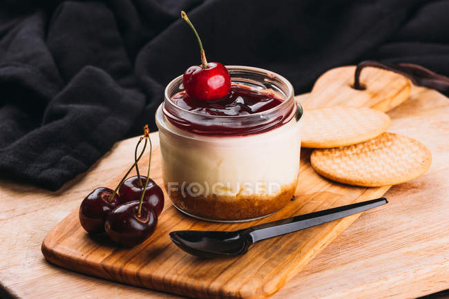 Sobremesa doce com marmelada em jarra em tábua de madeira — Fotografia de Stock