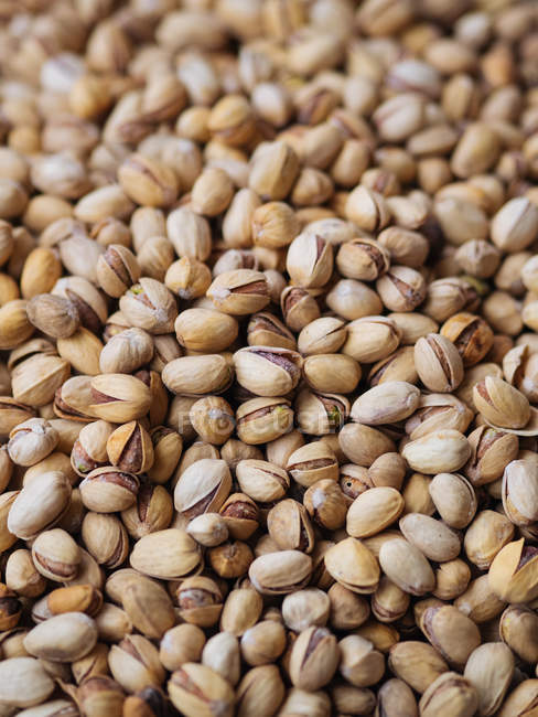 Close-up of dry shelled pistachios in heap — Stock Photo