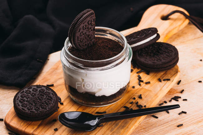 Sobremesa doce com mousse e biscoitos de chocolate em tábua de madeira — Fotografia de Stock