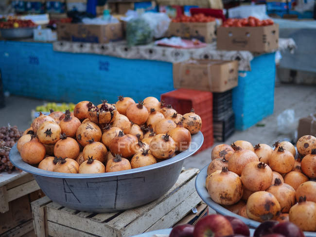 Schalen mit frischen Granatäpfeln auf Bauernmarkt — Stockfoto