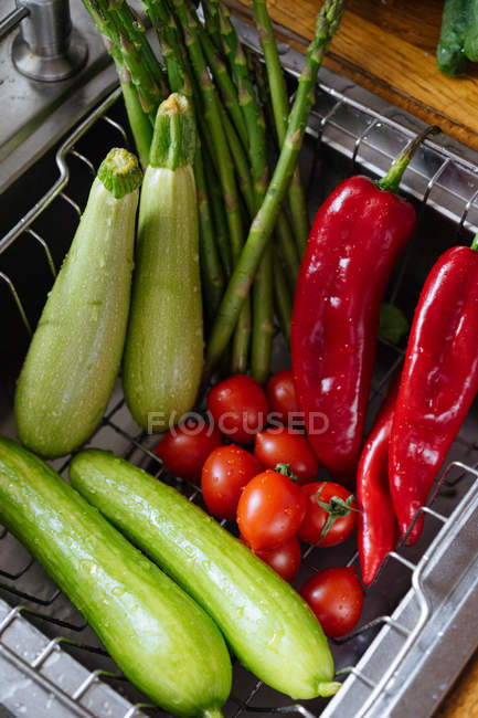 Legumes frescos lavados na pia da cozinha — Fotografia de Stock