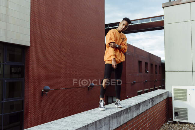 Joven adolescente étnico en el techo - foto de stock