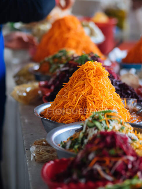 Varietà di colorate verdure in salamoia luminose fatte in casa in ciotole sul tavolo del mercato — Foto stock