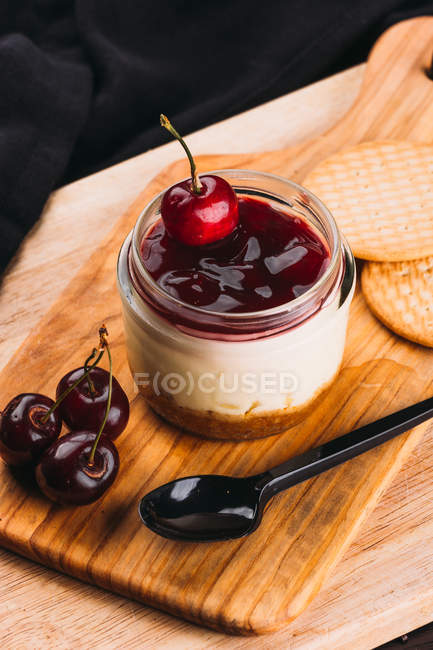 Dessert sucré avec marmelade en pot sur planche de bois — Photo de stock