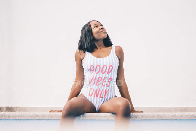 Nice african woman in swimsuit in the pool. — Stock Photo