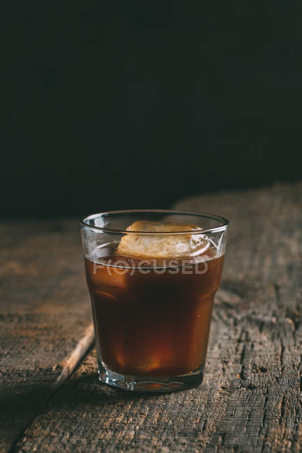 Caffè infuso freddo ghiaccio in vetro su superficie di legno — Foto stock