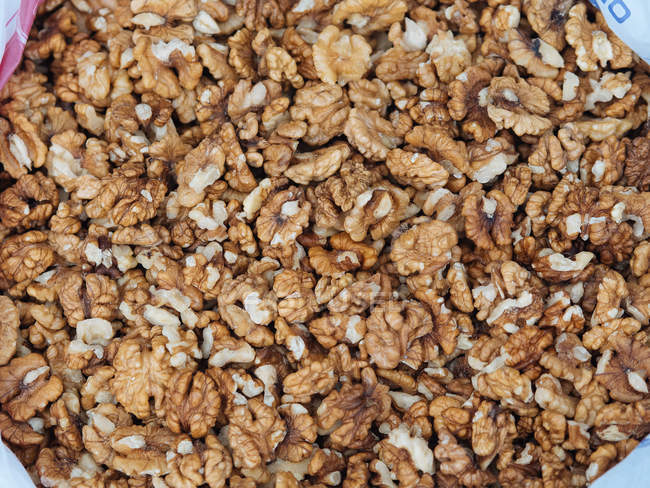 Gros plan des noix crues pelées en tas — Photo de stock