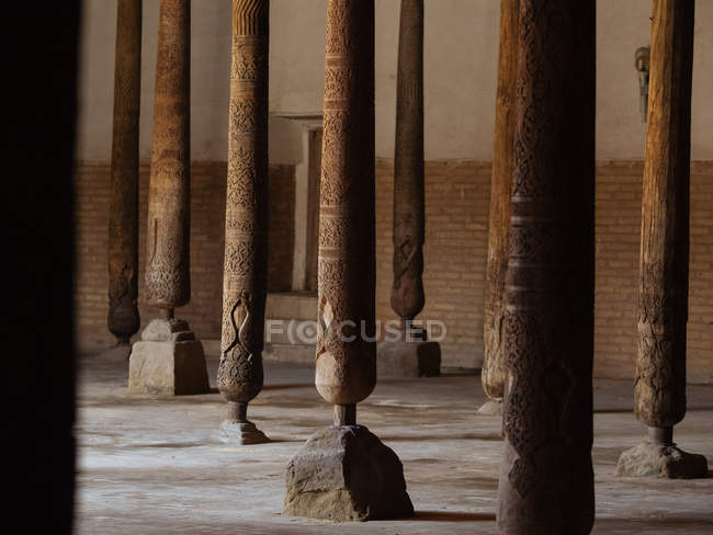 Ornement de style oriental décorant de vieilles colonnes de pierre, Ouzbékistan — Photo de stock