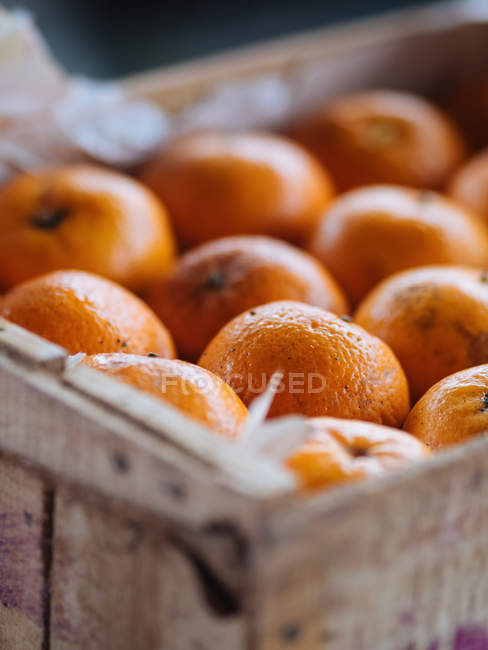 Close-up de laranjas maduras em caixa de madeira — Fotografia de Stock