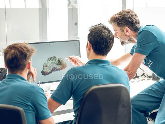 Dentists modeling jaw on computer — Stock Photo