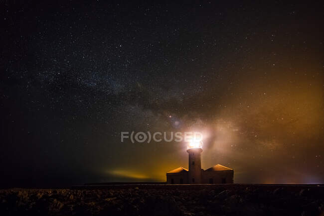 Faro splendente nella notte delle stelle. Cavalleria, Minorca, Spagna — Foto stock