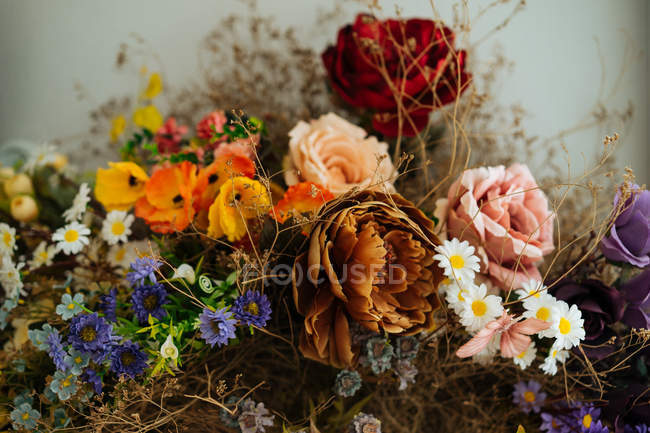 Элегантный букет свежих роз и полевых цветов с сушеными цветами и травами — стоковое фото
