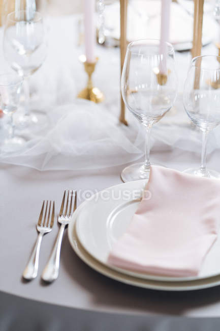 Mesa de ajuste redonda em estilo elegante com porcelana branca e óculos de cristal — Fotografia de Stock