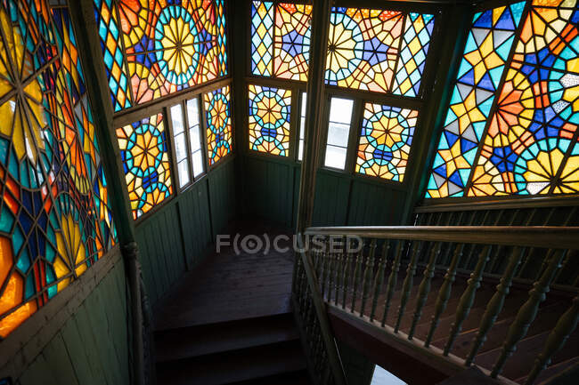 Elegante colorido painel de vidro manchado na escadaria vintage em velho edifício de madeira gasto em luz do dia — Fotografia de Stock