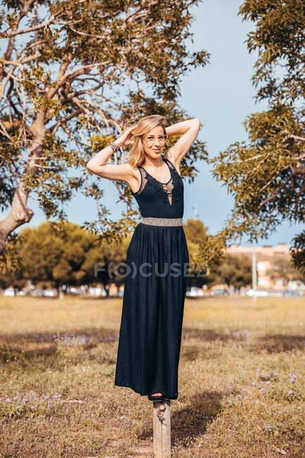 Blondes Mädchen posiert auf einem Stock — Stockfoto