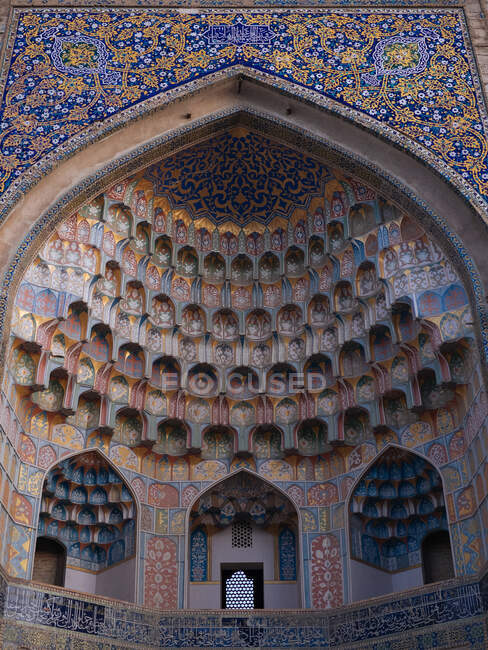 From below inside shot of amazing design of mosque cupola with colorful ornaments and arches, Uzbekistan — Stock Photo