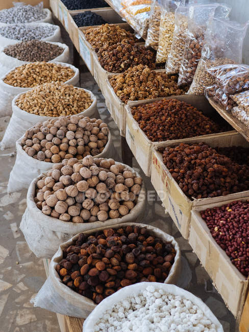 Sacos e caixas cheios de várias nozes e especiarias no mercado do agricultor — Fotografia de Stock
