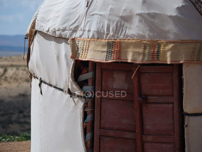 Exterior da tradicional tenda nômade yurta na terra seca do terreno — Fotografia de Stock