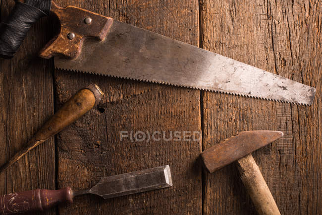 Outils rouillés charpentier sur la surface en bois — Photo de stock