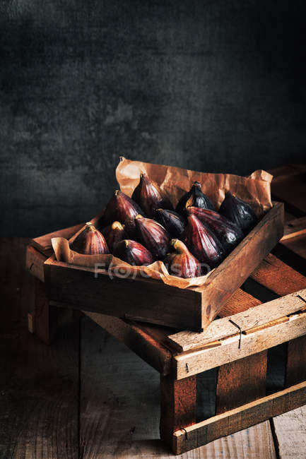 Figos frescos em caixa de madeira em fundo cinza gasto — Fotografia de Stock