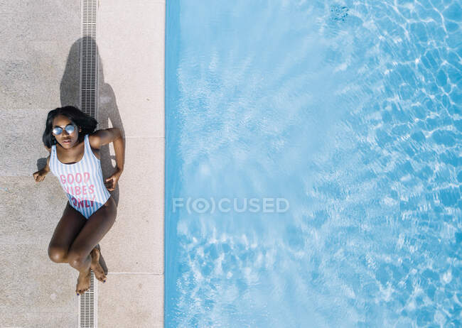 Mulher africana bonita em maiô na piscina. — Fotografia de Stock