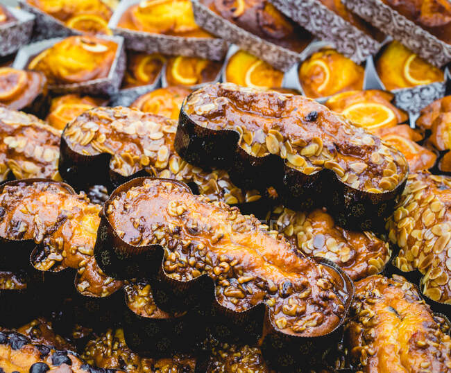 Dall'alto dolci e pasticceria mediorientali tradizionali in forme — Foto stock