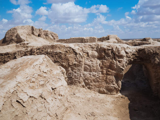 Ancien bâtiment en pierre en terrain sec sans fin de l'Ouzbékistan — Photo de stock