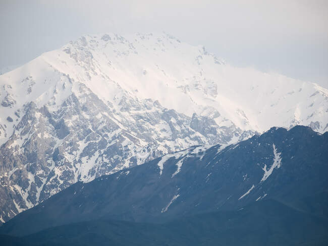 Beau paysage de montagnes enneigées en Ouzbékistan — Photo de stock