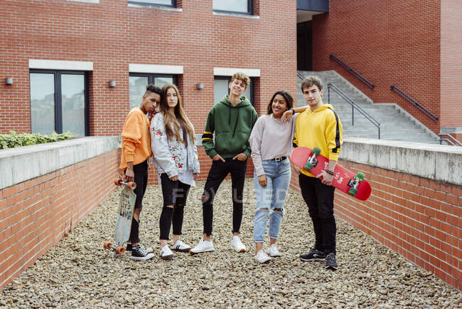 Группа подростков на улице — стоковое фото