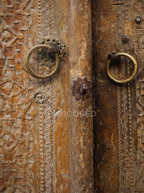 Vieille porte en bois avec serrure — Photo de stock