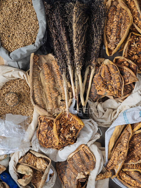 Vista superior de sacos de tecido preenchidos com vários grãos e especiarias e condimentos aromáticos, Uzbequistão — Fotografia de Stock