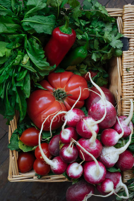 Verduras frescas maduras en canasta de mimbre - foto de stock