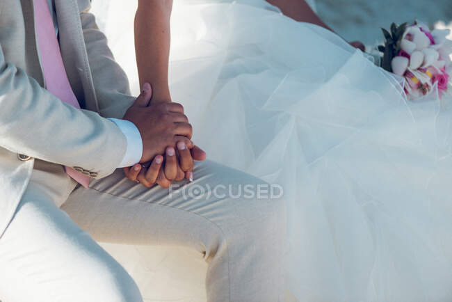 Couple de mariage tenant la main — Photo de stock