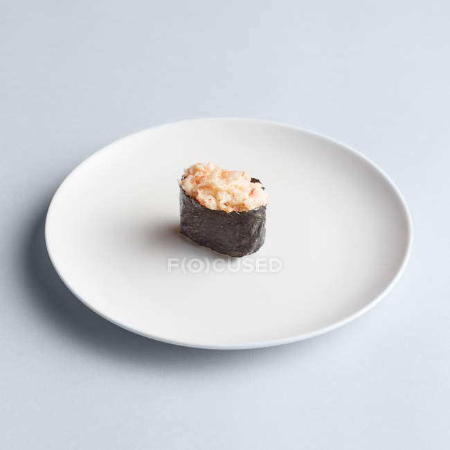Rouleau de sushi traditionnel sur plaque blanche — Photo de stock
