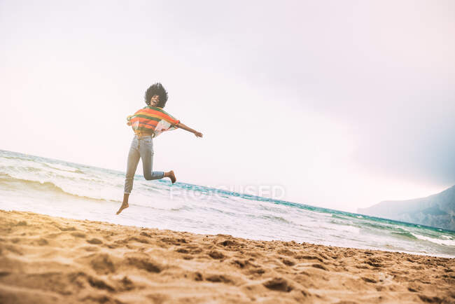 Mulher andando na praia descalça — Fotografia de Stock