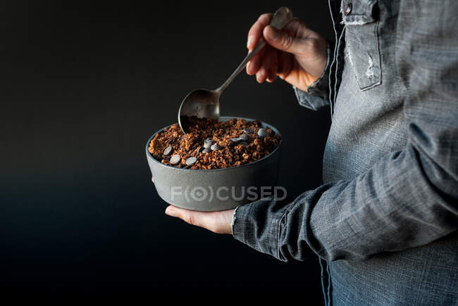 Mann isst knuspriges Quinoa-Müsli — Stockfoto