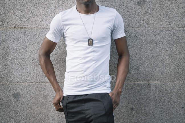 Hombre africano con camisa blanca posando. - foto de stock
