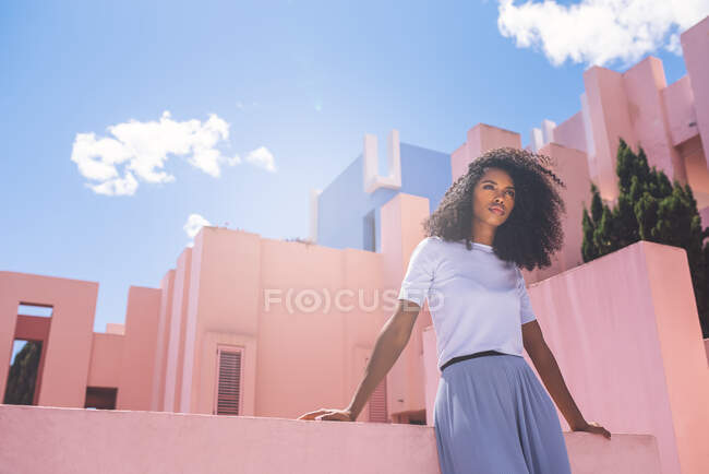 Schwarze Frau in einem bunten geometrischen Gebäude — Stockfoto
